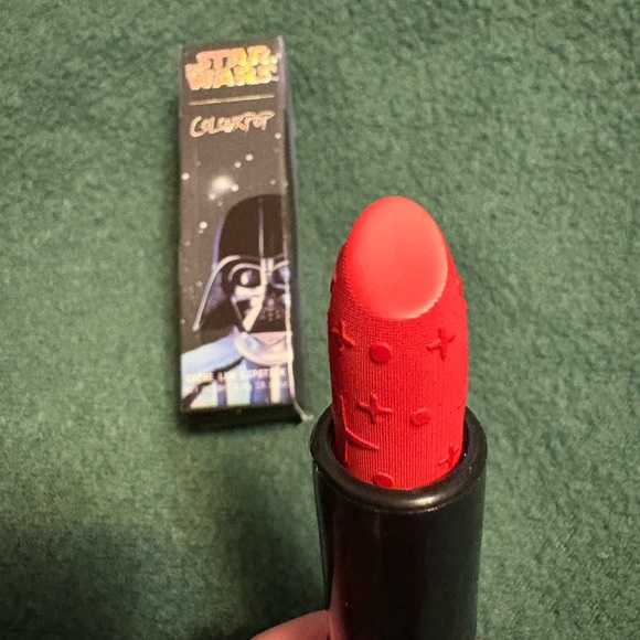 Surrender ColourPop Star Wars
Crème Lux Lipstick - Picture 3 of 11